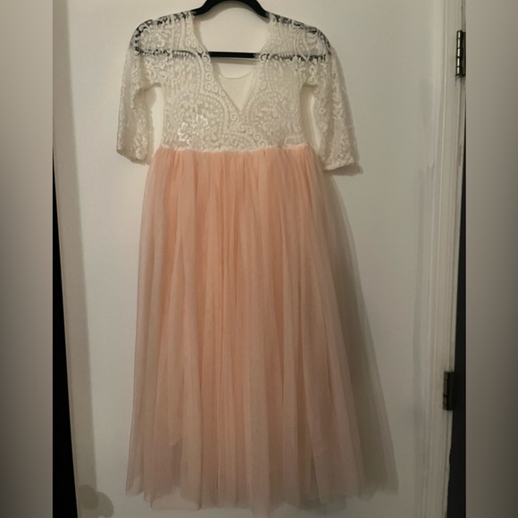 Elegant Lace and Tulle Dress - Picture 4 of 4